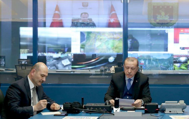 <p>Cumhurbaşkanı Recep Tayyip Erdoğan, Afrin'e yönelik "Zeytin Dalı Harekatı"nın üçüncü gününde video konferans aracılığıyla bölgedeki komutanlardan bilgi aldı.</p>

<p> </p>
