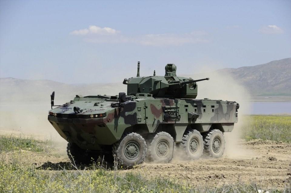 <p><strong>ARMA ZIRHLI MUH. ARACI - OTOKAR</strong><br />
<br />
Karanlıkta, siste, dumanda görüyor, ilerliyor.<br />
<br />
</p>