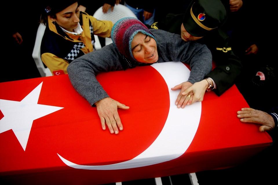 <p>Bitlis'in Hizan ilçesinde PKK'lı teröristlere yönelik operasyonda çığ düşmesi sonucu şehit olan Jandarma Uzman Çavuş Ali Taştepe, memleketi Konya'nın Ereğli ilçesinde son yolculuğuna uğurlandı.</p>