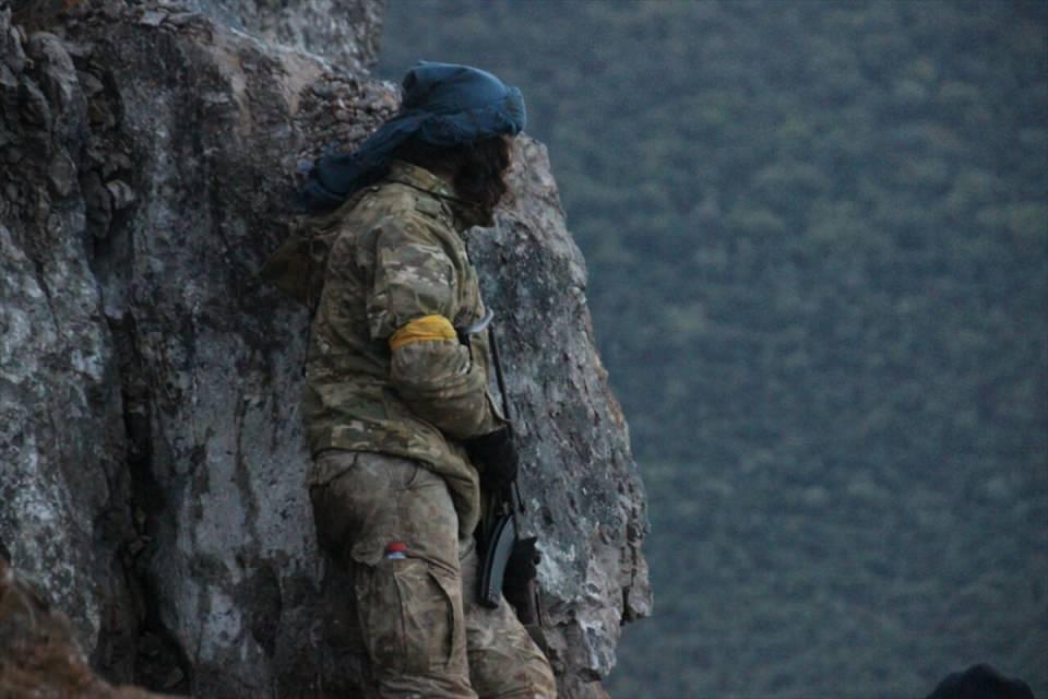 <p><strong>Türkiye'nin meşru müdafaa hakkı</strong></p>

<p>Genelkurmay Başkanlığı, harekatın ilk günü yaptığı açıklamada, operasyonun Türkiye'nin uluslararası hukuktan kaynaklanan hakları, Birleşmiş Milletler Güvenlik Konseyi'nin (BMGK) terörle mücadeleye yönelik kararları ve BM sözleşmesinde yer alan meşru müdafaa hakkı çerçevesinde, Suriye'nin toprak bütünlüğüne saygılı olarak icra edildiği bilgisine yer verilmişti. Açıklamada, yalnızca teröristlere ait noktaların hedef alındığı, sivillere zarar gelmemesi için her türlü hassasiyetin gösterildiği vurgulanmıştı.</p>
