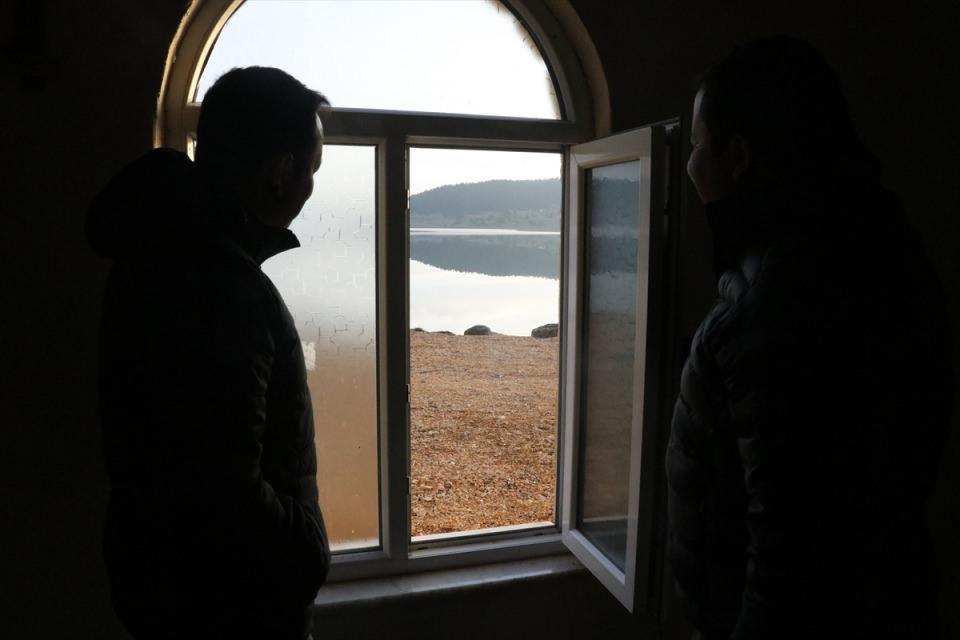 <p>Gölün yapıldığı alanda daha önceden Orman İşletme Şefliği bulunduğunu anımsatan Özbağ, "Geçtiğimiz dönemlerde orada işletme şefliğimiz varken onların bulunduğu alanda bir cami vardı. Cami şu an gölün tam ortasında kaldı. Biz onu özel idare ve belediye imkanlarıyla çevresini doldurduk. Tamamen orasını çok şık ve güzel bir mekan haline getirmeye çalışıyoruz." dedi.</p>
<p> </p>