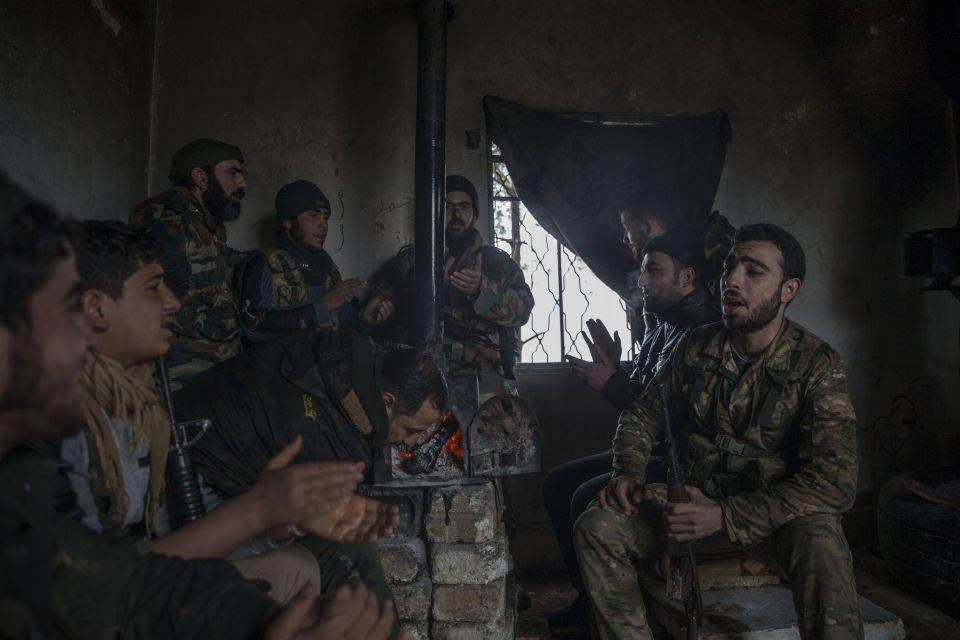<p>AA'nın görüntülediği ÖSO unsurları, "devrim şarkıları" söyleyerek nöbet tutuyor.</p>
