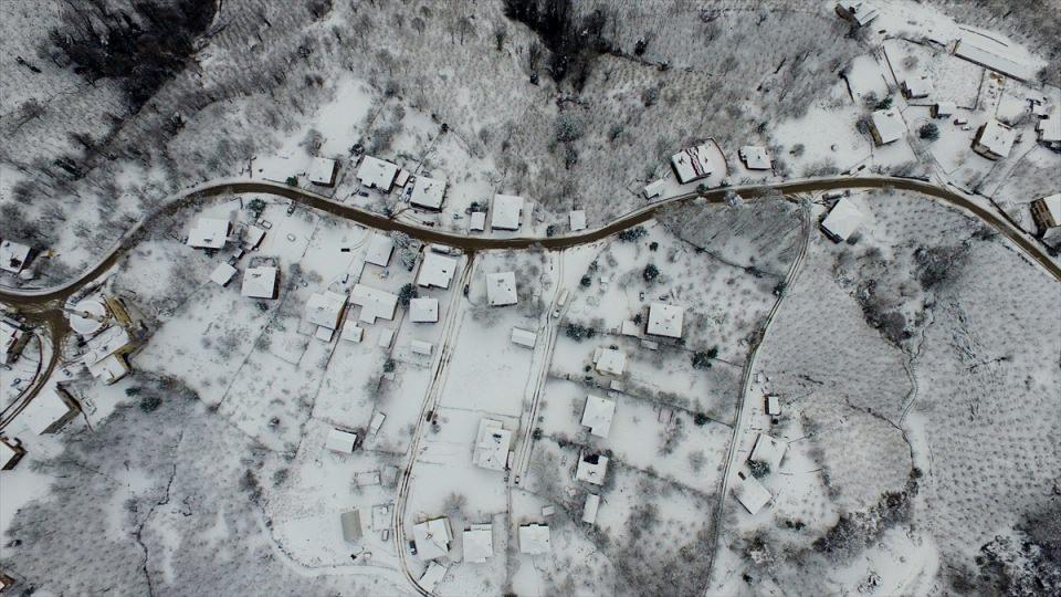 <p>Meteoroloji yetkilileri, kar yağışının gün boyunca devam etmesinin beklendiğini bildirdi.</p>
