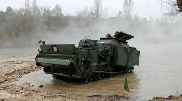 <p>Aracın üzerinde; termal kamera, sis havanları, 2 adet su jeti, iklimlendirme ve KBRN Sistemi, Balast boşaltma sistemi, dozer bıçağı yer alıyor.</p>