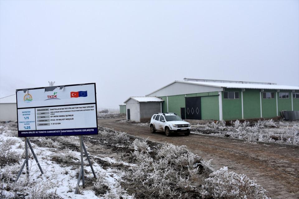 <p>Kurumumuza başvurdu. Yapılan incelemelerin ardından proje kabul edildi. Büyükbaş hayvan kapasiteli süt üretim tesisi yatırım projesi, kurumumuz tarafından yüzde 65 hibe desteğine uygun görüldü.</p>