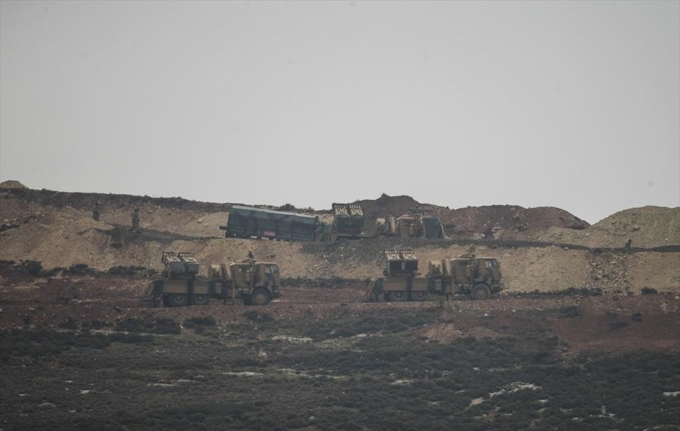 <p>Terör örgütü PYD/PKK'nın Afrin'deki mevzilerine Türk Silahlı Kuvvetlerince (TSK), çoklu roketatar ve obüs toplarıyla atış yapıldı. </p>
