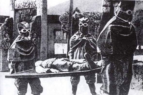 <p><strong>Unit 731 ve Biyolojik silah kullanımı </strong></p>

<p>1937'den savaşın sonuna kadar, Japonlar pek çok biyolojik silah üzerinde araştırma yaptılar. Bu silahların arasında basil bombası ve veba yaymak için kullanılan pire bombaları da bulunmaktaydı. Japon İmparatorluk Ordusu'nun Unit 731 adlı bölümü, gizli bir şekilde biyolojik ve kimyasal savaş araştırma ve geliştirme bölümü olarak görev almaktaydı ve pek çok hastalığı, insan denekler üzerinde test etmekteydi. Japon askerleri, bu bombaları kullanarak özellikle Çin'de pek çok bölgeye saldırdılar.</p>
