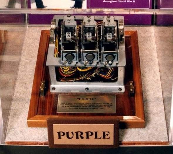 <p><strong>"Purple" Şifreleme Makinesi </strong></p>

<p>İkinci Dünya Savaşı'nın en ünlü şifreleme aracı Almanya'nın Enigma Makinesi olabilir ancak tek şifreleme aracı o değildi. 1937 yılında, Japonlar "97-shiki O-bun In-ji-ki" veya "97 Alfabetik Daktilo" adlı bir ürünü geliştirdiler ve Japon takvimi yılı 2597 ile adlandırıldı. Ürün, kod adı olan "Purple" (Mor) ile daha yaygın bir şekilde tanınmakta.</p>
