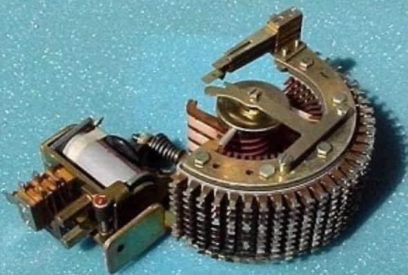 <p><strong>"Purple" Şifreleme Makinesi </strong></p>

<p>Cihaz, iki daktilo ve 25 karakterli alfabetik denetim santraline sahip bir elektrikli rotor sisteminden oluşmaktaydı. İlham aldığı Enigma cihazında da olduğu gibi, şifrelenmemiş bir yazı, normal bir şekilde girilebilmekteydi. Ancak cihazın en önemli gelişimi, kullandığı ikinci elektrikli daktilo ile şifrelenmiş mesajı bir kağıt üzerine yazabilmesiydi. Bu yüzden de cihazı kullanmak için sadece bir kişi yeterliydi.</p>
