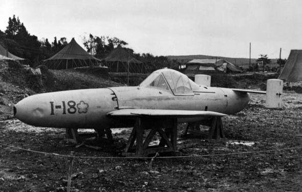 <p><strong>Yokosuka MXY-7 Ohka Kamikaze Uçağı </strong></p>

<p>Savaş ilerledikçe, Japonların intihar saldırısı teknikleri de gelişmeye başladı. Öyle ki, sadece bu amaç için üretilen uçaklar da bulunmaktaydı. Yokosuka MXY-7, roket ile itilen bir hava aracıydı ve 1944 Eylül ayında ilk kez kendini gösterdi. Japonlar, bu uçağın üretimi için mümkün olduğu kadar az önemli malzeme kullanmaktaydı ve uçağın üretimi oldukça temeldi.</p>
