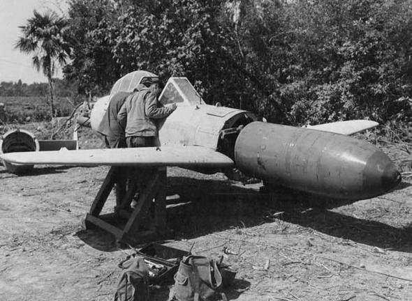<p><strong>Yokosuka MXY-7 Ohka Kamikaze Uçağı </strong></p>
<p>Bu silah, yaklaşık 1.200 kg'lık bir savaş başlığına sahipti ve yüksek hızı sebebi ile, hava-karşıtı silahlar tarafından durdurulması neredeyse imkansızdı. Ancak süzülme evresinde oldukça savunmasız bir durumdaydı ve roketler bir kez ateşlendikten sonra yönlendirilmesi pek mümkün değildi. Her şeye rağmen, en azından bir adet A.B.D. destroyer gemisinin bu silah ile batırıldığına eminiz.</p>