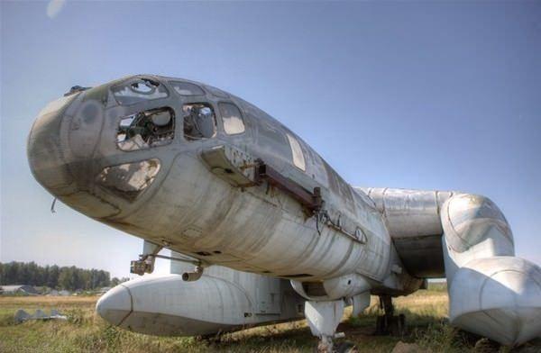 <p>Yüksek irtifada uzun süreler uçabilen VVA-14'ün ayırt edici özelliği ise aerodinamik "yer etkisi"ni kullanarak su yüzeyinin hemen üzerinde 640 kilometre/saat hızda uçuş gerçekleştirebilmesiydi.</p>

<p> </p>
