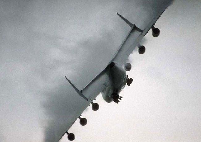 <p>Boşken 15 bin km, tam yüklüyken ise 4 bin km yol kat edebilir. Antonov An-225, 4'ü önde 32 tekere sahiptir. Bu sayede kötü zeminli pistlerde de çalışabilir.</p>
<p> </p>