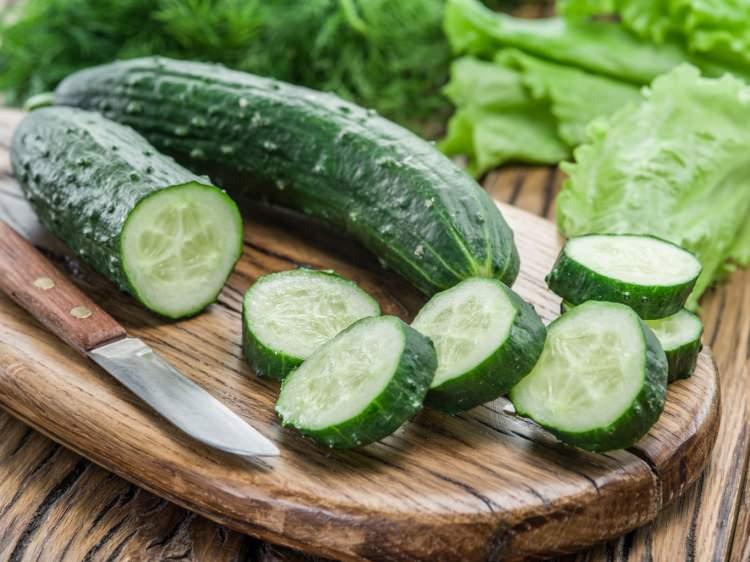 <p><strong>Salatalık gibi diğer yeşil sebzeler</strong></p>

<p>Amino asit kaynağı bakımından zengin olan salatalıklar, aç iken tüketildiğinde yanmaya, şişkinliğe ve karın ağrısına neden olur.</p>

