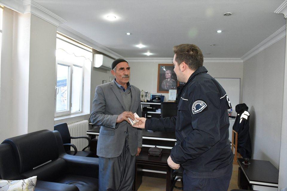 <p>Alınan bilgiye göre, namaz kılmak için geldiği Ulu Cami'nin şadırvanında abdest alan Sait Özelçi'nin (68), ceketinin cebindeki 9 bin lirası çalındı. Paranın çalındığını fark eden Özelçi, başvurduğu polis merkezine durumu anlattı.</p>
<p> </p>