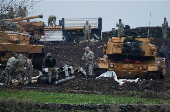 <p>AP ve AFP de terör örgütüne karşı sınırda hazır bekleyen Mehmetçiklerin görüntülerini geçti. İşte yabancı ajansların dünyaya geçtiği kareler...</p>
<p> </p>