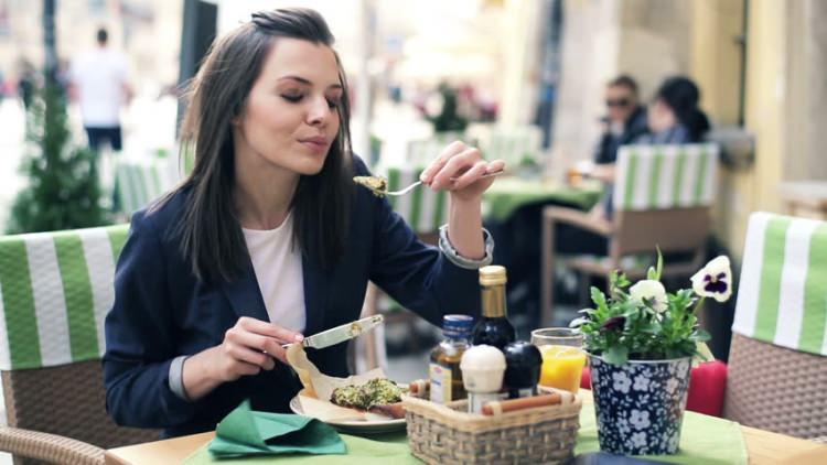 <p><strong>YEMEK SÜRENİZİ UZATIN</strong></p>

<p>Yapılana bilimsel araştırmalara göre yemeği yavaş yerseniz daha çok keyif alırsınız ve daha az yersiniz. Böylece sindirim problemleri ile de karşılaşmazsınız.</p>
