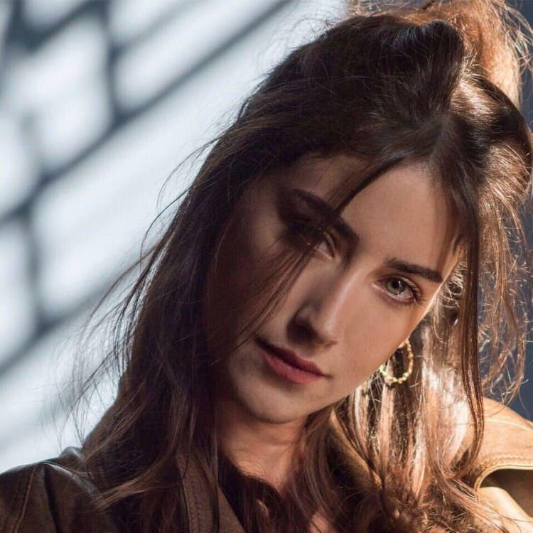 <p>Hazal Kaya'nın oyunculuk yeteneğini oldukça başarılı gören Atay, kendisine sorulan <strong>''Yönettiğiniz bir filmde Hazal’ın oynamasını ister misiniz?''</strong> bu sorunun üzerine,</p>
