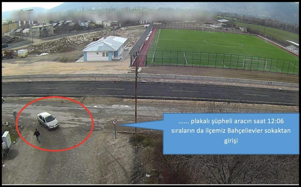 <p>Hani Emniyet Amirliği Suç Araştırma ve Soruşturma Bürosu ekipleri, (PTS)  (Plaka Tanıma Sistemi) ve KGYS (Kent Güvenlik Yönetim Sistemi) kayıtlarını inceledi. Araştırma sonucunda paranın, hırsızlık yapmak için ilçeye bir araçla gelen ve hırsızlıktan kayıtları olan R.E, C.E, ve C.Ç. tarafından çalındığı tespit edildi.</p>

<p> </p>
