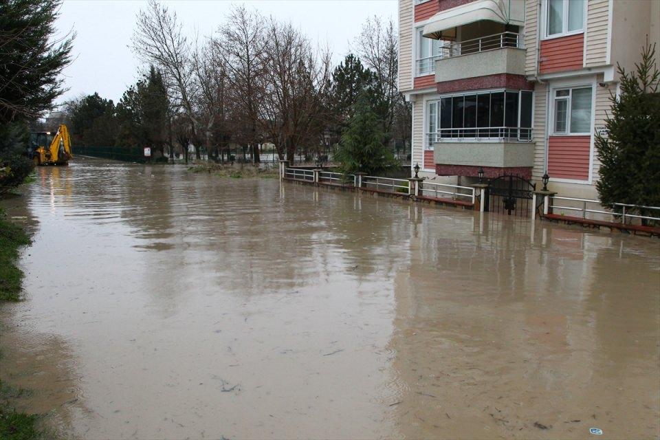 <p>Meteoroloji yetkililerinden alınan bilgiye göre, metrekareye 53,5 kilogram yağış düştü. </p>

<p> </p>
