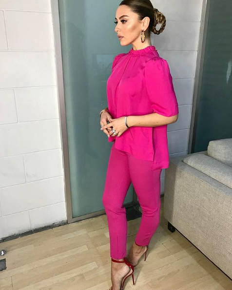 <p><strong>Hadise</strong></p>

<p>Hadise O Ses Türkiye'nin çekimlerinde giydiği pembe takımıyla sade bir şıklık yakalamış. Kıyafetini tamamladığı bordo tek bant ayakkabıları ve gümüş takılarıyla kombinini renklendirmiş.</p>
