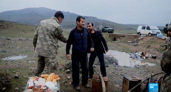 <p>Bu arada yakınlardaki bir köyden vatandaşlar sınırdaki birliğe gelip askerlere teşekkür etti. Bir köylü, “Askerlerimiz sayesinde gece rahat uyuyoruz” dedi.</p>
<p> </p>