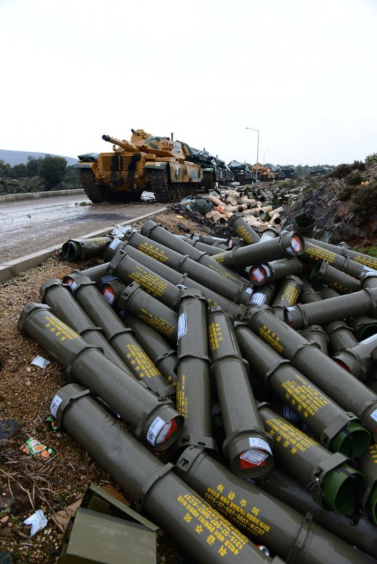 <p>Türk Silahlı Kuvvetleri'nin (TSK) Suriye'nin Afrin kentindeki PYD-YPG/PKK ve DEAŞ'lı teröristlere yönelik gerçekleştirdiği 'Zeytin Dalı Harekatı', 4'üncü gününde devam ediyor. </p>