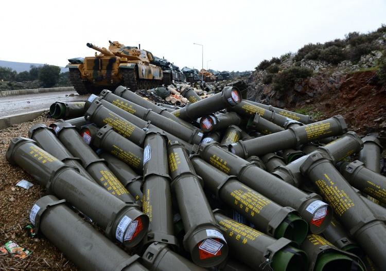 <p>Özgür Suriye Ordusu (ÖSO) güçleriyle Afrin'e ilerleyen TSK birlikleri, terör örgütü mevzilerini 'zırh delici' toplarla vuruyor.</p>
