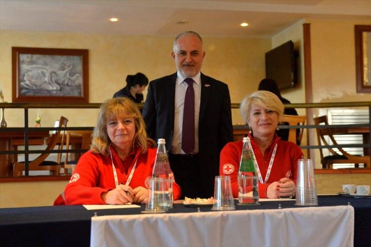 <p>Uluslararası Kızılay ve Kızılhaç Federasyonu (IFRC) Avrupa ve Orta Asya Bölgesinden Sorumlu Başkan Yardımcısı ve Türk Kızılayı Genel Başkanı Dr. Kerem Kınık (ortada), IFRC ve İtalya Kızılhaç Başkanı Francesco Rocca ve Federasyon Yönetim Kurulu üyeleriyle Papa Franciscus’un davetlisi olarak Vatikan’a bir ziyaret gerçekleştirdi. Kınık, ziyarete ilişkin AA muhabirine değerlendirmede bulundu.</p>

<p> </p>
