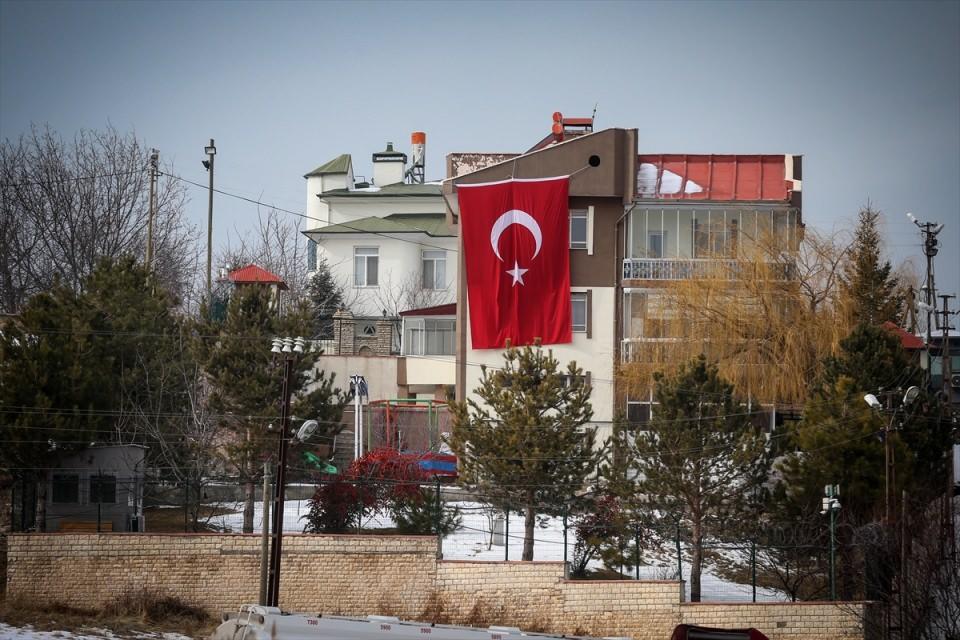 <p>Van'ın Edremit ilçesinde, Kaymakam ve Belediye Başkan Vekili Atıf Çiçekli'nin çağrısı üzerine bazı evler, camiler, sokaklar ve kurum binaları harekata destek için Türk bayraklarıyla donatıldı.</p>

<p> </p>
