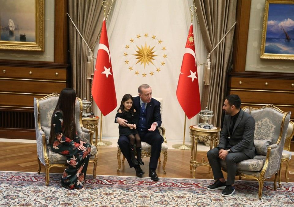 <p>Cumhurbaşkanı Recep Tayyip Erdoğan, Yozgat'ta katıldığı AK Parti İl Kongresi’nde kendisiyle görüşemediği için gözyaşı döken 4 yaşındaki Irmak Ayşe İstek'i Cumhurbaşkanlığı Külliyesi'nde kabul etti.</p>

<p> </p>

