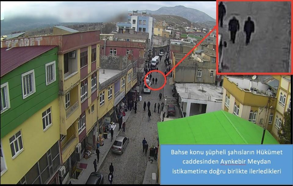 <p>Bunun üzerine söz konusu kişiler, çaldıkları parayla Diyarbakır'daki adreslerine düzenlenen operasyonda yakalandı.</p>
<p> </p>