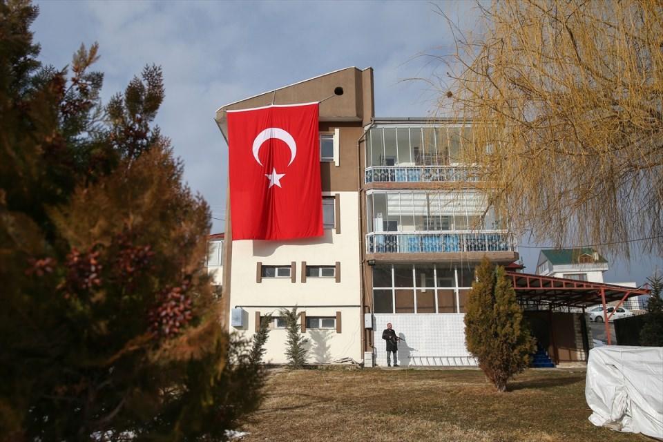<p>Türk Silahlı Kuvvetlerince (TSK) Suriye'nin Afrin bölgesinde yürütülen Zeytin Dalı Harekatı'na Van ve Muş'taki vatandaşlar da destek veriyor. </p>

<p> </p>
