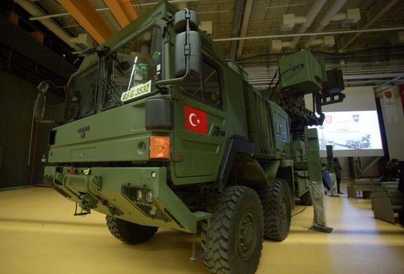 <p>Aktif elektronik taramalı birimler konusunda projede edinilen teknolojik birikim diğer birçok radar ve elektronik harp sistemlerinde de kullanılabilecek. Dünyada sayılı ülkede var olan bu teknoloji ülkemizin elektronik harp sektöründe geldiği aşamaya göstermesi bakımından da büyük öneme sahip bulunuyor.</p>