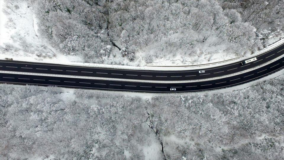<p>Öte yandan D-655 Düzce-Zonguldak Batı Karadeniz bağlantı yolu çevresi, drone ile havadan görüntülendi. Bölgedeki kar yağışının ardından kartpostallık görüntüler oluştu.</p>