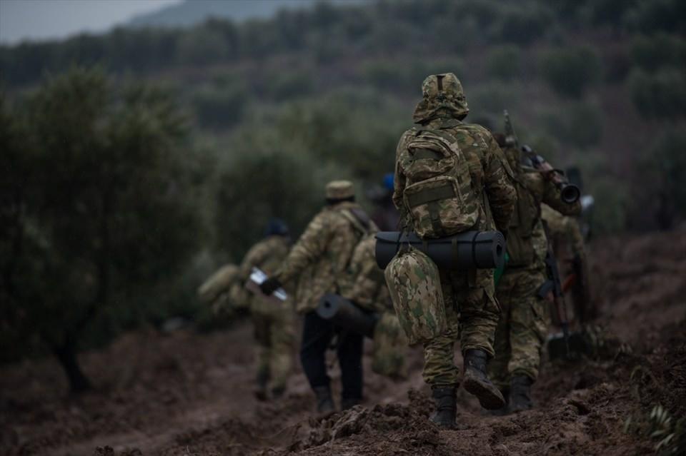 <p>Fırat Kalkanı Harekatı'nda olduğu gibi Zeytin Dalı Harekatı'nda da görev alan ÖSO'nun 23. Tümen Komutanı Ebu Hamşe, AA muhabirine yaptığı açıklamada, harekatın tüm hızıyla sürdüğünü söyledi.</p>

<p> </p>
