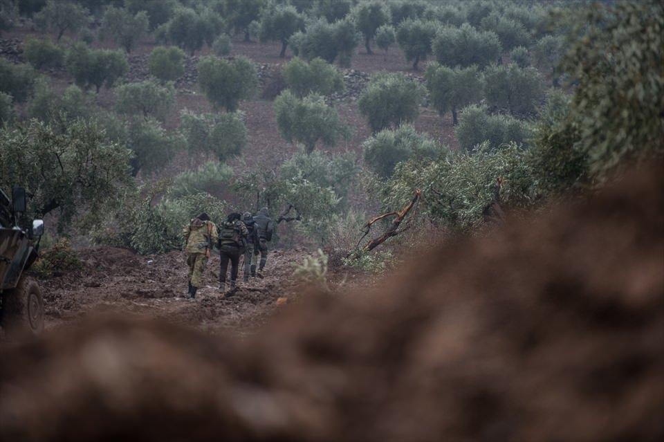<p>Neredeyse dizlerine kadar çamura batan ÖSO güçleri, ayakta durmanın neredeyse imkansız hale geldiği ortamlarda bile kararlılıkla yollarına devam ediyor. Cepheye ulaştıklarında nöbetlerine devam eden askerler, zaman zaman yapılan taciz ateşlerine de anında karşılık verip, hudut güvenliğine katkı sağlıyor.</p>
<p> </p>