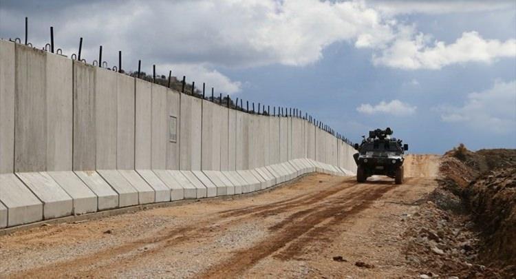 <p><strong>KAYI SINIR GÜVENLİK SİSTEMİ</strong></p>
<p>Hatay'ın Afrin sınırında 40 kilometrelik alana kurulması planlanan Kayı Sınır Güvenlik Sistemi'nin 20 kilometrelik bir alanı kontrol edecek olan ilk kısmı başarılı bir şekilde faaliyete geçirildi. Elektronik sistem sayesinde sınıra yaklaşan İHA, araç veya insanlar tespit edilip, komuta merkezi uyarılıyor. Sınırda kaydedilen tüm görüntüler tek merkezde toplanıyor ve kameralar tehdit oluşturan nesneye otomatik odaklanıyor. Toprak altına yerleştirilen sensör sayesinde de hem hudut hattına yaklaşan nesneler hem de yer altına kazılacak tüneller tespit edilebiliyor. Yeraltından tünelleri tespit eden sistem fiber optik kablolarla çalışıyor. Teröristlerin kazdığı tüneller imha ediliyor.</p>