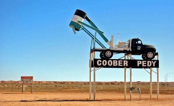 <p>1915 yılından beri gezegen üzerindeki en değerli opallerin birçoğu Avustralya'daki Coober Pedy adlı bu küçük kasabada üretildi.</p>

<p> </p>

