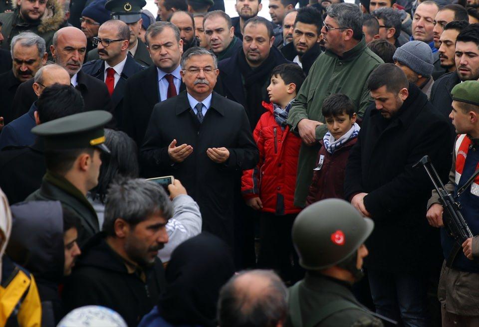 <p>Ayakta durmakta güçlük çeken baba Çakır Taştepe'yi ise yakınları teselli etmeye çalıştı. Şehidin kardeşi Kazım Taştepe de ağabeyinin tabutunu okşayarak uzun süre gözyaşı döktü. Şehidin kardeşini ise gözyaşları içindeki bir asker teselli etmeye çalıştı. </p>