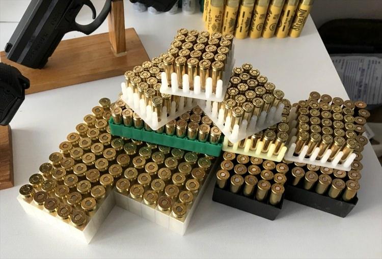 <p><strong>EVİNİN KARŞISINA A&Ccedil;MIŞ</strong></p>

<p>Bu operasyondan 3 g&uuml;n sonra 21 Ocak g&uuml;n&uuml; Fatih'te yine bir silah yapım at&ouml;lyesine baskın d&uuml;zenleyen ekipler, evinin karşısında kiraladığı d&uuml;kkanda silah &uuml;reten bir şahsı ele ge&ccedil;irdi. Bir kısmı kuru sıkıdan bozma silahlarla ele ge&ccedil;irilen ka&ccedil;ak&ccedil;ının torna at&ouml;lyesi g&ouml;r&uuml;n&uuml;m&uuml;yle kurduğu at&ouml;lyede yapılan aramalarda 182 adet tabanca ele ge&ccedil;irildi.</p>
