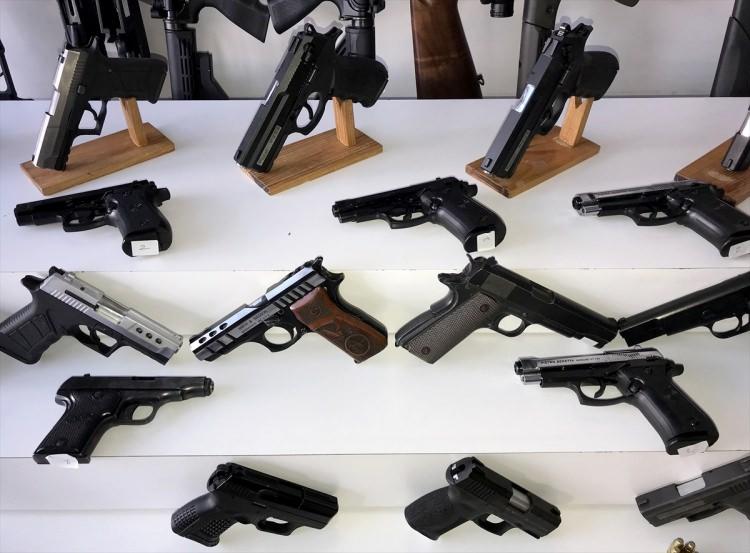 <p>Yine Fatih'te 23 Ocak'ta ger&ccedil;ekleşen başka bir operasyonda ise şehir dışından satılmak &uuml;zere İstanbul'a getirildiği belirlenen 17 tabanca ele ge&ccedil;irilirken, 2 ka&ccedil;ak&ccedil;ı g&ouml;zaltına alındı.</p>

<p>&nbsp;</p>
