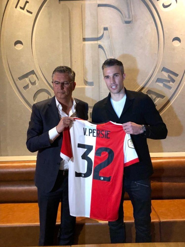 <p>Robin van Persie - Fenerbahçe ======> Feyenoord - Bedelsiz</p>

<p> </p>

