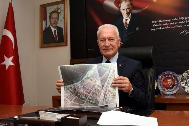<p>Bu çalışmaların tamamlanmasıyla birlikte, 2023 metrelik ayak açıklığıyla dünyanın en uzun asma köprüsü için Çanakkale Boğazı'nın Avrupa yakasındaki Gelibolu İlçesi ile Asya'daki Lapseki ilçelerinde çalışmalar da hızlandı. </p>
<p> </p>