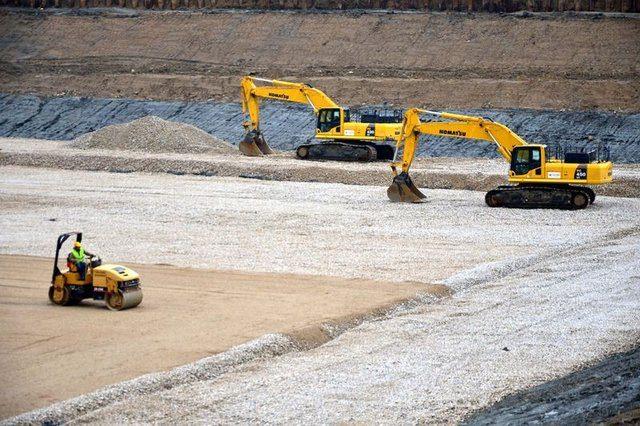 <p><strong>DÜNYANIN EN BÜYÜK ORTA AÇIKLIKLI ASMA KÖPRÜSÜ</strong></p>
<p>Tamamlandığında "dünyanın en büyük orta açıklıklı asma köprüsü" unvanına sahip olacak köprü için 2 yaklaşım viyadüğü, 4 betonarme viyadük, 10 alt geçit köprüsü, 33 üst geçit köprüsü, 6 köprü, 43 alt geçit, 115 çeşitli ebatlarda menfez, 12 kavşak, 4 otoyol hizmet tesisi, 2 bakım işletme merkezi, 6 ücret toplama istasyonu inşa edilecek.</p>