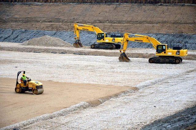 <p><strong>DÜNYANIN EN BÜYÜK ORTA AÇIKLIKLI ASMA KÖPRÜSÜ</strong></p>

<p>Tamamlandığında "dünyanın en büyük orta açıklıklı asma köprüsü" unvanına sahip olacak köprü için 2 yaklaşım viyadüğü, 4 betonarme viyadük, 10 alt geçit köprüsü, 33 üst geçit köprüsü, 6 köprü, 43 alt geçit, 115 çeşitli ebatlarda menfez, 12 kavşak, 4 otoyol hizmet tesisi, 2 bakım işletme merkezi, 6 ücret toplama istasyonu inşa edilecek.</p>
