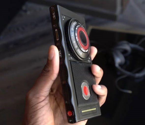 <p><strong>RED HYDROGEN ONE</strong></p>
<p>Bu telefonun en büyük özelliği hologram teknolojisini kullanıyor olması! RED Hydrogen One, 5,7 inç QHD "holografik" ekran üzerine kurulacak. Bu ekran çok katmanlı yapısı ve çok yönlü arka aydınlatma sayesinde kişilerin iki farklı görüntüyü holografik olarak görmesine imkan tanıyacak.</p>
<p> </p>
