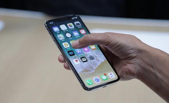 <p>Yeni iPhone'ların gelmesiyle birlikte iPhone 8'lerin fiyatları da 200 dolar birden düşecek! Yani iPhone almak isteyenlerin bunu da göz önünde bulundurmasında fayda var. Peki yurt dışından iPhone'u ucuza almak isteyenler ne yapmalı? Yurt dışından iPhone getirip kullanmanın kuralları ne?</p>

<p> </p>
