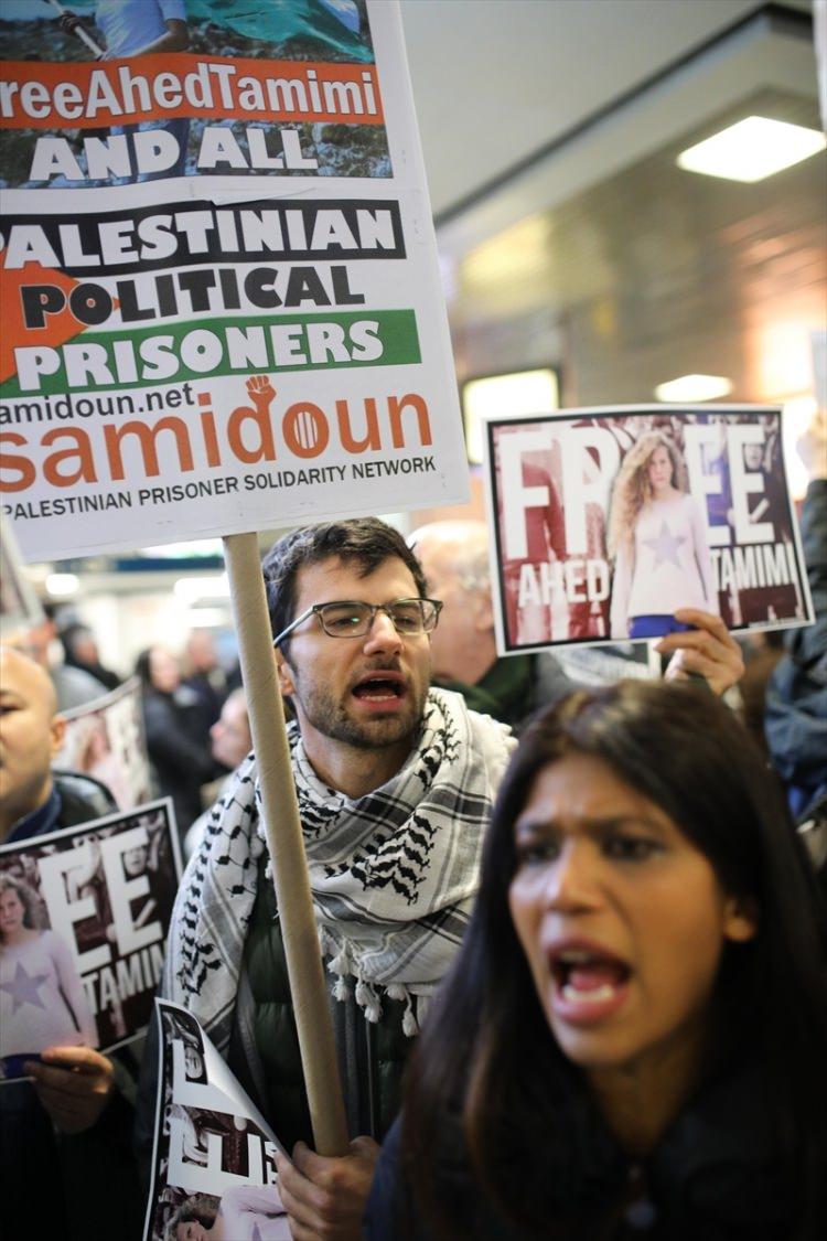 <p>New York'ta Penn Tren İstasyonu'nda toplanan yüzlerce Amerikalı, İsrail'in tutuklu yargıladığı "Hanzala Cesaret Ödülü" sahibi Filistinli Ahed et-Temimi'ye destek gösterisi düzenlendi.</p>

