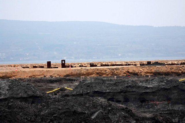 <p>Ayakları deniz içine inşaat edilecek 1915 Çanakkale Köprüsünün Lapseki tarafındaki yaklaşım viyadüğü 650 metre, Gelibolu tarafındaki yaklaşım viyadüğü ise 900 metre uzunluğunda olacak. Kınalı-Tekirdağ-Çanakkale-Savaştepe Otoyolu Projesi Malkara-Çanakkale (1915 Çanakkale Köprüsü dahil) kesimi, yap-işlet-devret modeli kapsamında ihale edilmişti. </p>
<p> </p>